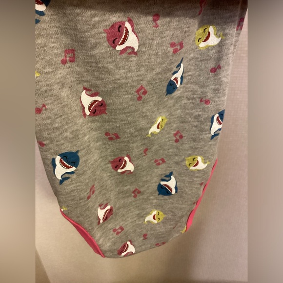 New Baby Shark Onesie Girls 6 to 9 Months 2 Pieces Pink Grey Bodysuit - Picture 12 of 12